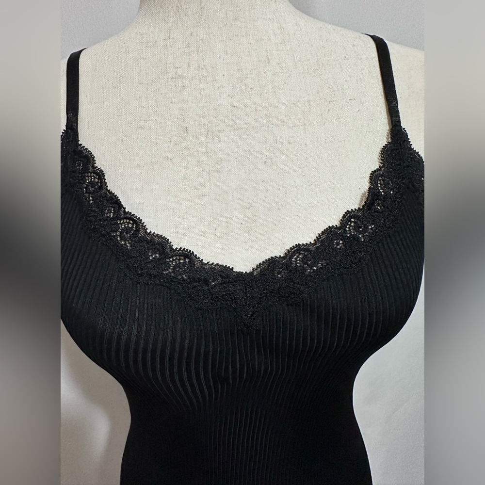BCBGMaxAzria Ribbed Silk Tank Top. Size: M/L - Picture 2 of 4